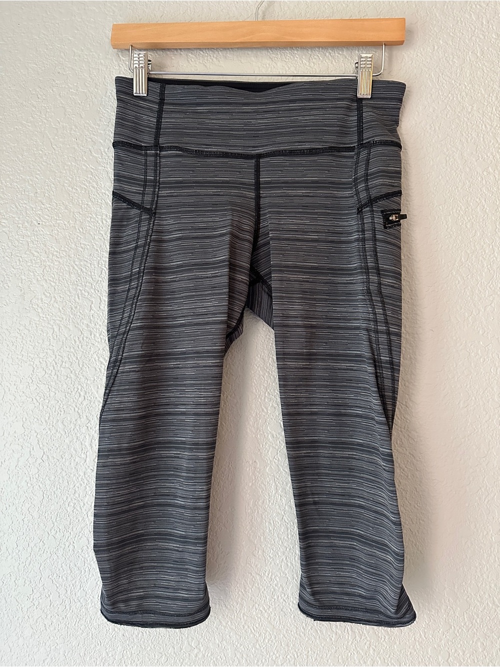 lululemon athletica - Grey Striped Capri Leggings - Size 6